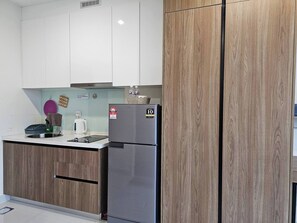 Fridge, cookware/dishes/utensils - Cozy Suite 2 @Kozi Square near General Hospital
 (Kuching)