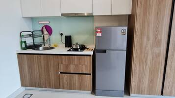 Fridge, cookware/dishes/utensils