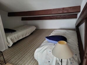 1 habitación, tabla de planchar con plancha y ropa de cama 