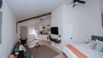 Een bureau, een strijkplank/strijkijzer, wifi, beddengoed