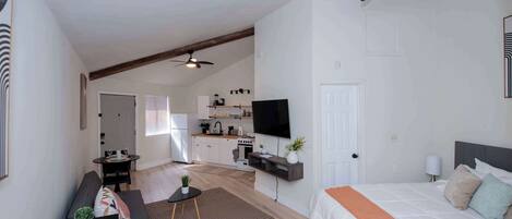 Bureau, fer et planche à repasser, Wi-Fi, draps fournis