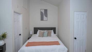 Een bureau, een strijkplank/strijkijzer, wifi, beddengoed