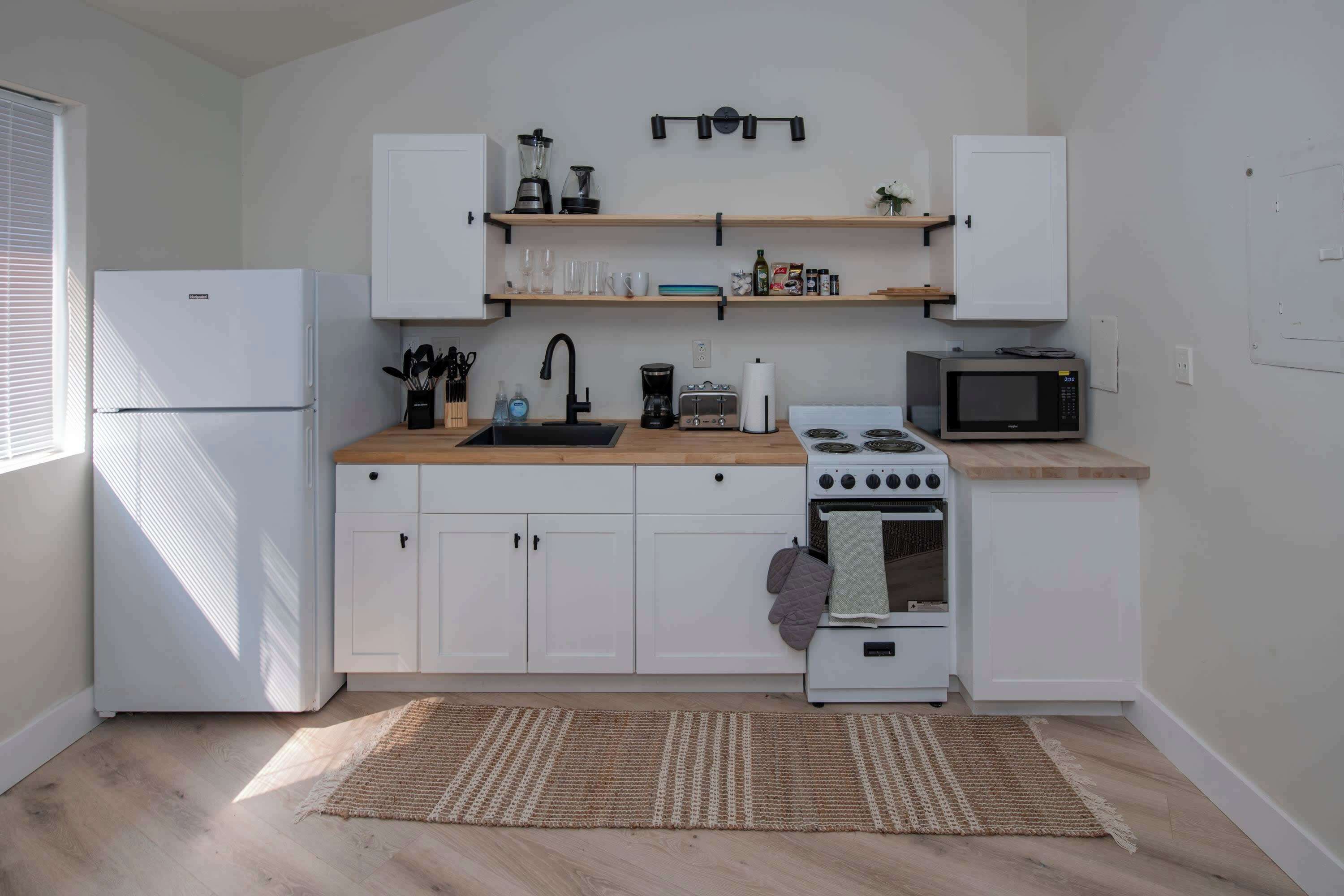 Microondas, placa de cocina, cafetera o tetera y tostadora