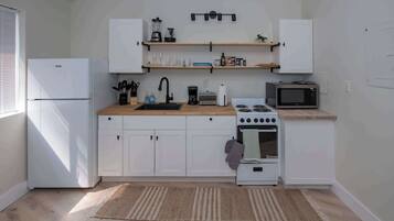 Micro-ondes, plaque de cuisson, cafetière/bouilloire, grille-pain