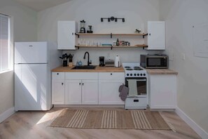 Microwave, stovetop, coffee/tea maker, toaster - Stylish Studio Apartment Near Botanical Gardens (Huntsville)