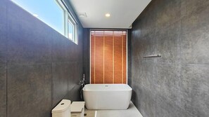 Een haardroger, handdoeken, zeep, toiletpapier