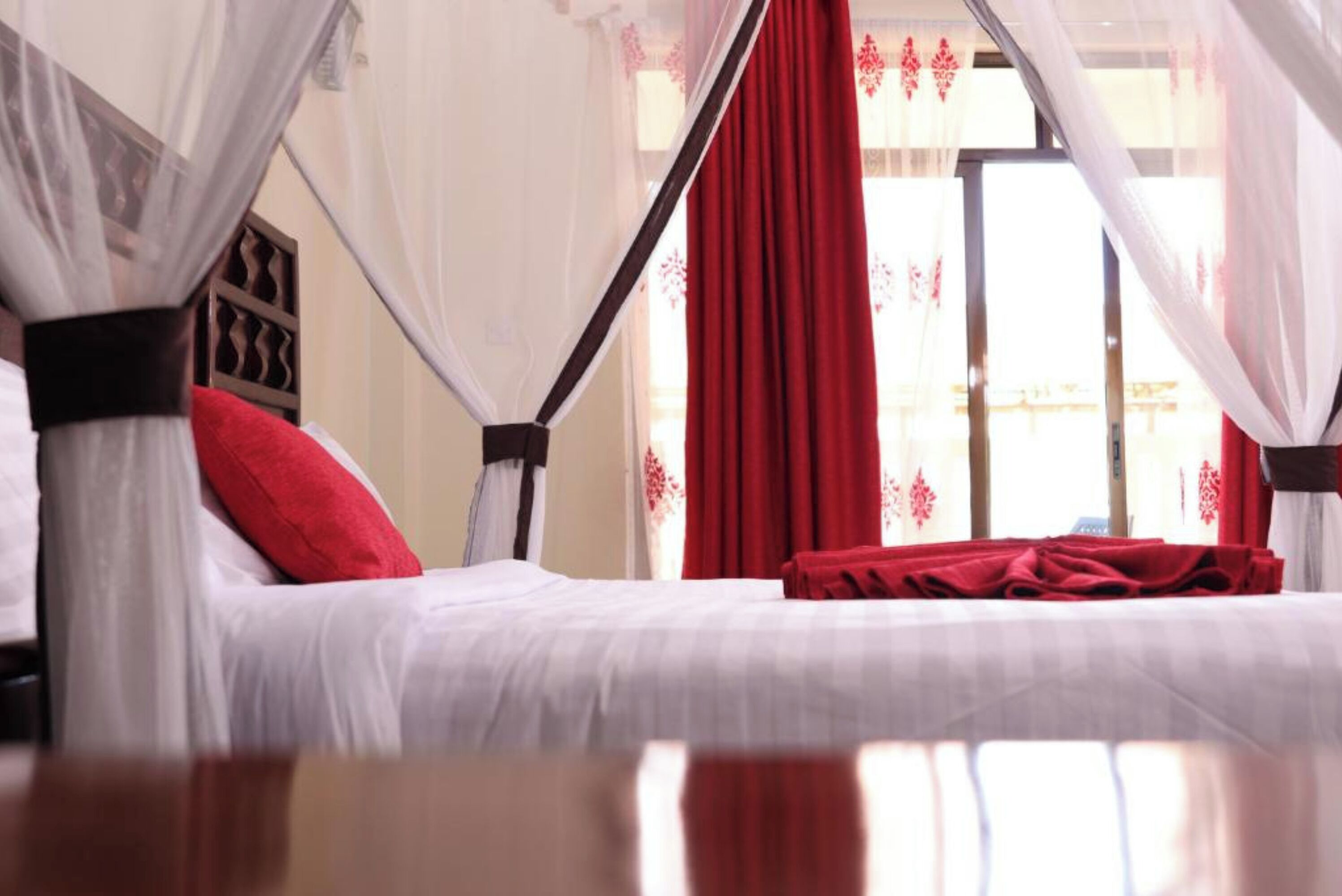 Skrivebord for bærbar PC, strykejern/-brett og wi-fi (inkludert)