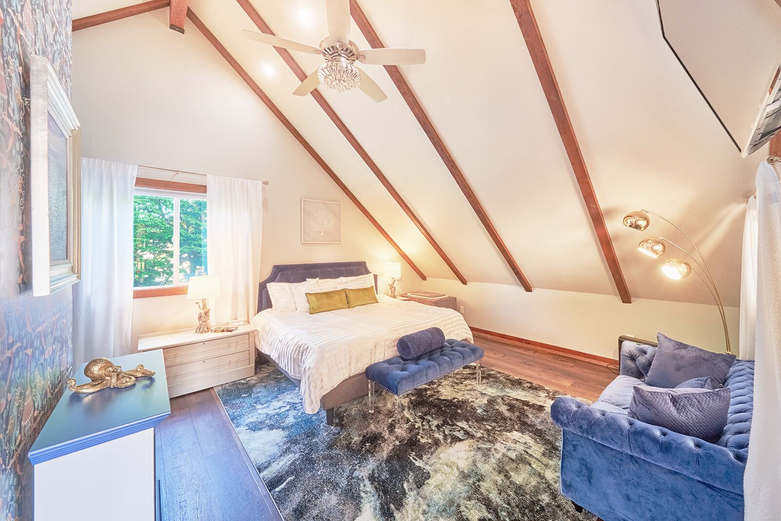 2 bedrooms, travel crib, free WiFi, bed sheets