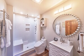 Hair dryer, towels, soap, shampoo - Remodeled, Quiet Neighborhood, Hot Tub, Dogs Ok, (KCottage) (Long Beach)