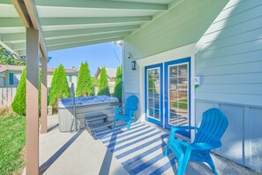 Terrace/patio - Remodeled, Quiet Neighborhood, Hot Tub, Dogs Ok, (KCottage) (Long Beach)