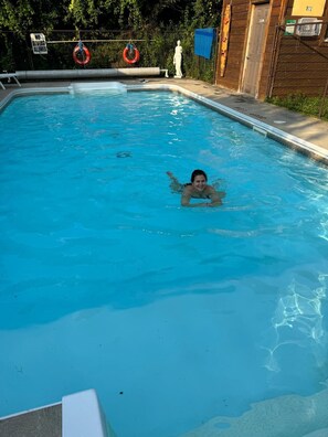 Piscina a l'aire lliure i piscina climatitzada