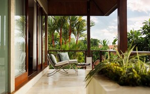 Terrace/patio - BB5001 - 5 Bedroom Villa in Batu Belig (Badung)