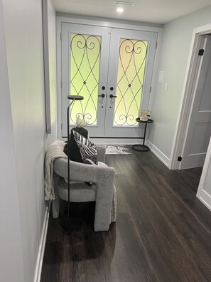 Interior - Charming 3-bedroom space in awesome Mississauga with AC, WiFi heated driveway (Mississauga)