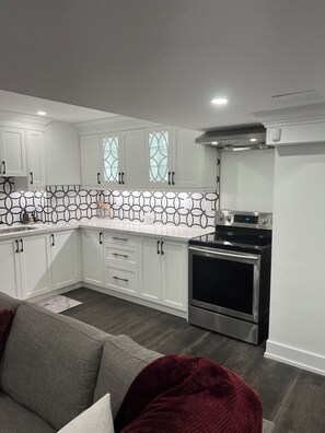 Fridge, microwave, oven, stovetop - Charming 3-bedroom space in awesome Mississauga with AC, WiFi heated driveway (Mississauga)