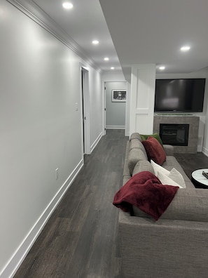 Smart TV, fireplace - Charming 3-bedroom space  in awesome Mississauga with AC, WiFi heated driveway  (Mississauga)