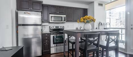 冷蔵庫、電子レンジ、オーブン、コンロ