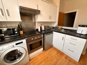 ثلاجة، ميكروويف، فرن، موقد طهي مسطح