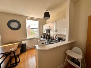 ثلاجة، ميكروويف، فرن، موقد طهي مسطح