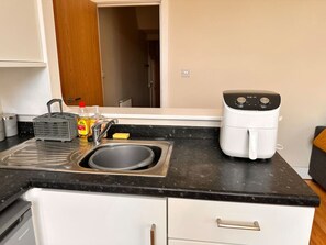 ثلاجة، ميكروويف، فرن، موقد طهي مسطح