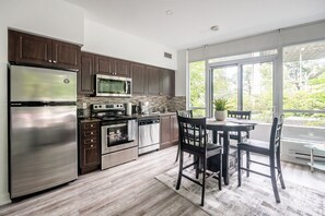 Réfrigérateur, four à micro-ondes, un four, surface de cuisson