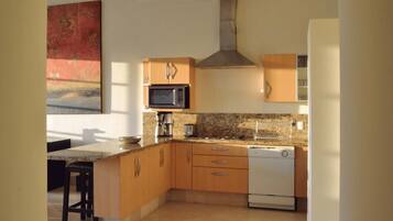 ثلاجة، ميكروويف، موقد طهي مسطح، غسالة أطباق