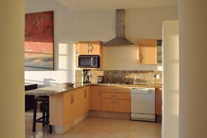 Køleskab, mikrobølgeovn, kogeplade, opvaskemaskine