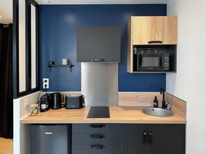 Kühlschrank, Mikrowelle, Wasserkocher mit Kaffee-/Teezubehör, Toaster