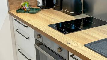 Réfrigérateur, micro-ondes, four, cafetiÚre/bouilloire