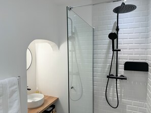 Secador de cabelo, toalhas de banho
