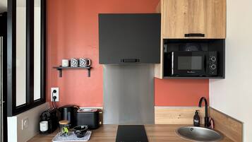 Réfrigérateur, micro-ondes, four, plaque de cuisson