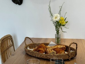 Dining - Cozy Niort Yellow Pink _ 2-room apartment with balcony (Niort)