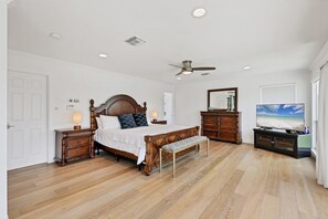 4 bedrooms, desk, iron/ironing board, free WiFi