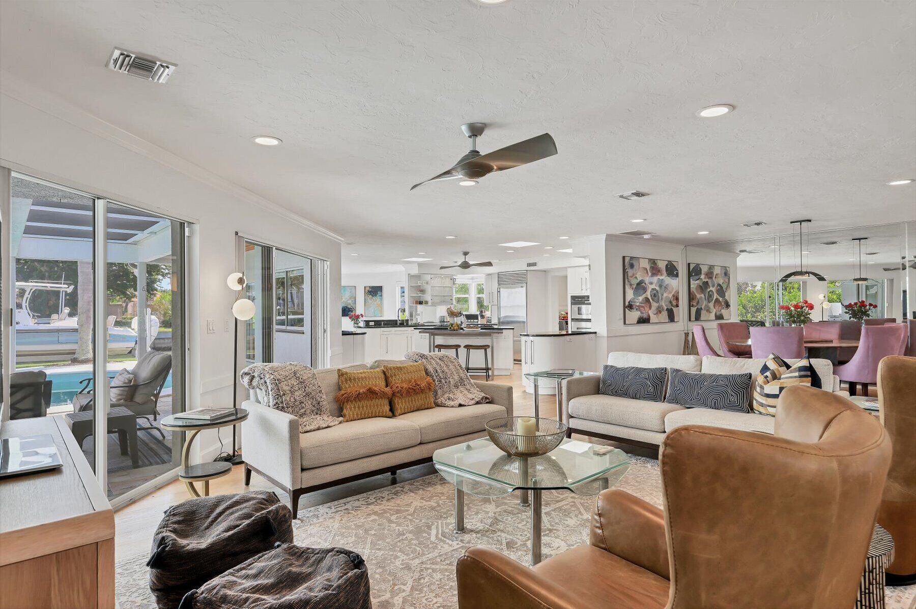 المنشأة من الداخل