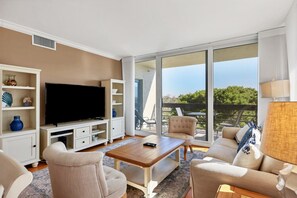 Smart TV, books - 2 Bedroom Corner Condo On Longboat Key By FVC (Longboat Key)