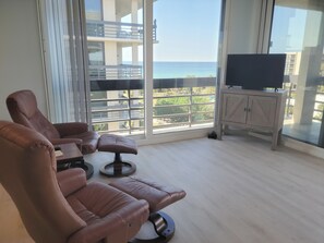 Smart TV, libros y estéreo 