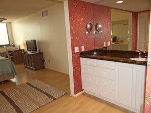 2 chambres, bureau, fer et planche à repasser, accès au Wi-Fi (inclus)