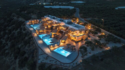 3-bedroom villa in gorgeous Makry Gialos with AC, WiFi