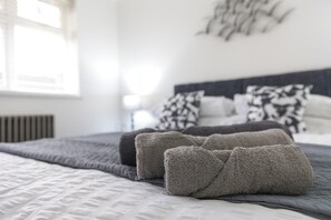 3 Schlafzimmer, Schreibtisch, Bügeleisen/Bügelbrett, Reisekinderbett