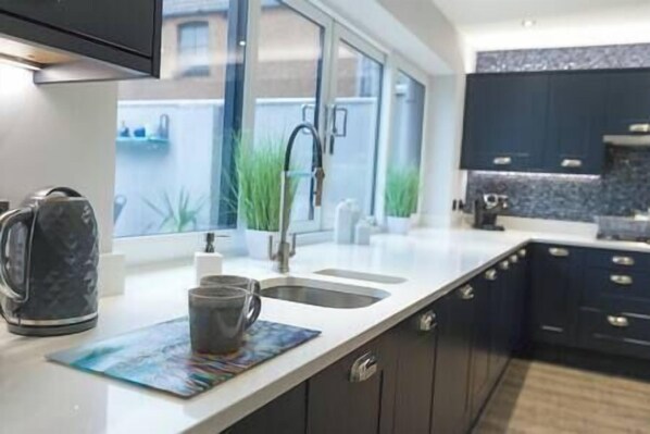 Kühlschrank, Mikrowelle, Ofen, Herdplatte