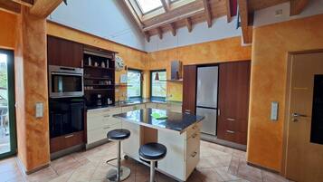 Jääkaappi, mikroaaltouuni, uuni, liesi