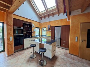 ثلاجة، ميكروويف، فرن، موقد طهي مسطح