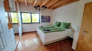 5 Schlafzimmer, Schreibtisch, Bügeleisen/Bügelbrett, Reisekinderbett