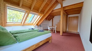 5 chambres, bureau, fer et planche à repasser, lit de bébé portatif
