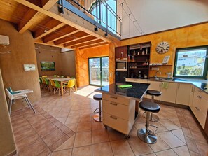 ثلاجة، ميكروويف، فرن، موقد طهي مسطح