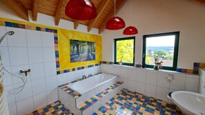 Hair dryer, towels, soap, toilet paper - Greenheart (Horbach)