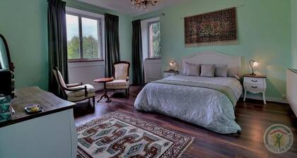 A mi-chemin entre Rennes et Le Mont Saint-Michel, aux portes de Bretagne.