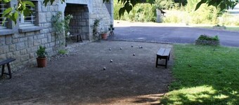 A mi-chemin entre Rennes et Le Mont Saint-Michel, aux portes de Bretagne.