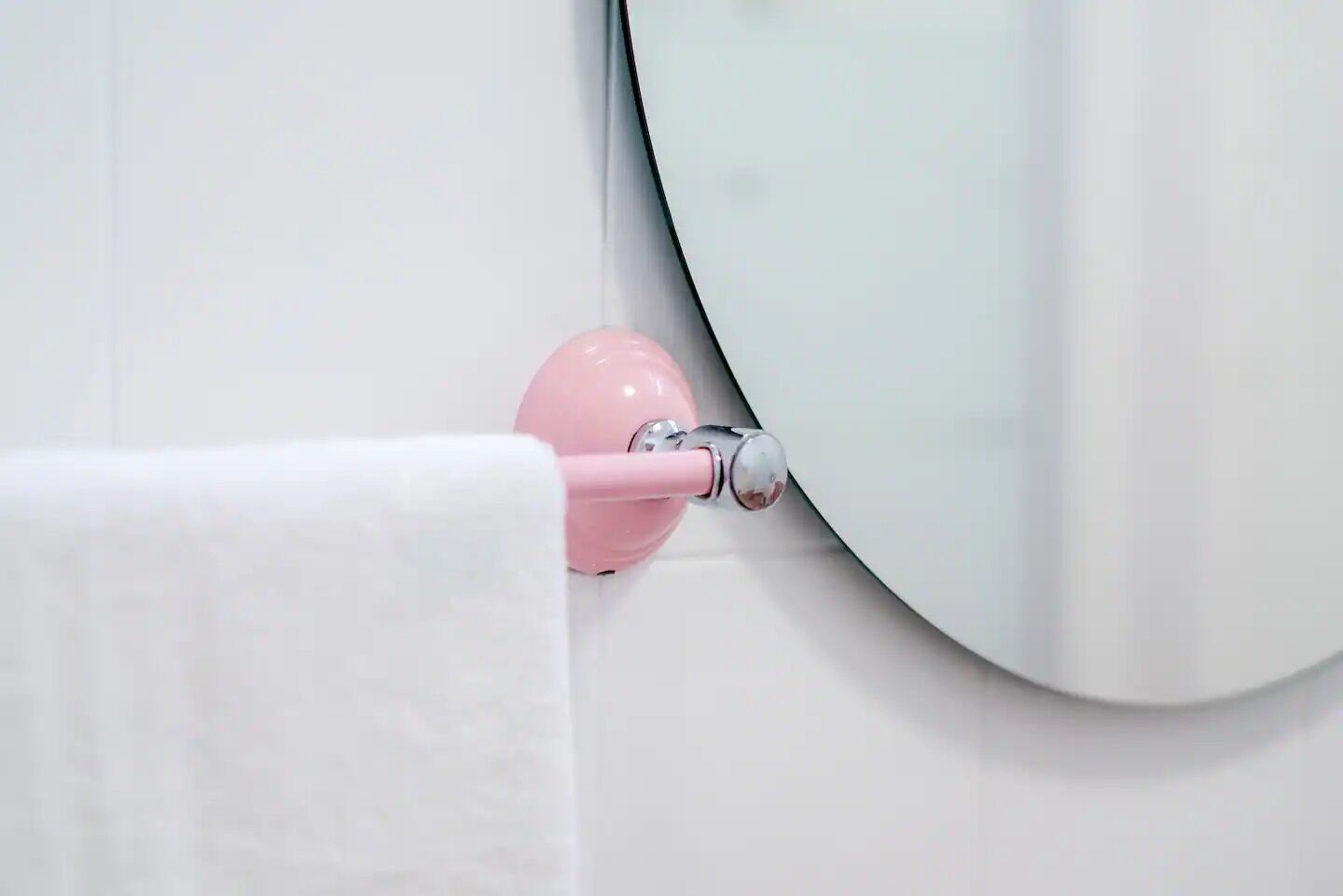 Sèche-cheveux, serviettes fournies, savon, shampoing