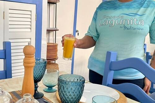 Café da manhã completo grátis todos os dias