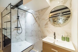 シャワー、ヘアドライヤー、タオル、トイレットペーパー